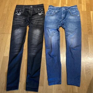 Tights  - Två tights med jeanstryck  Hittar ingen storlek men skulle tro 34
