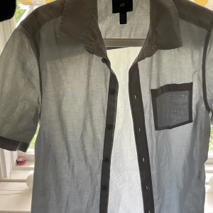 Blå skjorta 🩵 - Nästan oanvänd skjort som är i mkt skönt material , och är lite oversize 💙