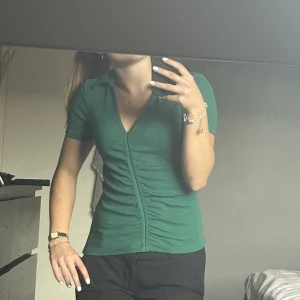 Grön blus - Säljer en jättefin grön tröja från lindex som är använd en gång och i nyskick. Tröjan är i storlek xs men tror även den skulle passa s.