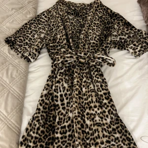 Morgonrock  - Kort ärmad morgonrock storlek S från rusta 