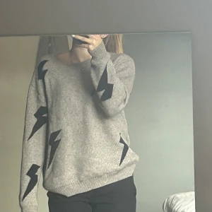 Stickad tröja - Säljer en jättefin beige/grå stickad tröja med blixtar på. Den är i väldigt fint skick och nästan aldrig använd💞