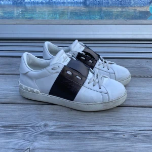 Valentino skor - Tjena säljer nu dessa tvärfeta Valentino skorna i storlek 43 hör av er vid minsta fråga eller fundering! Mvh Charles