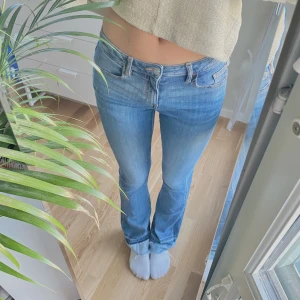 Lågmidjade jeans!! 🩵 - Superfina lågmidjade utsvängda jeans! Vet ej märke eller storlek. Stretchiga 🩷jag har sytt de längre och bra skick!!💕💕