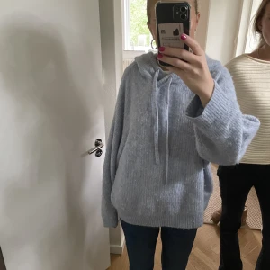 Stickad hoodie - Säljer denna stickade hoodien i så fin ljusblå färg från Other Stories i strl S