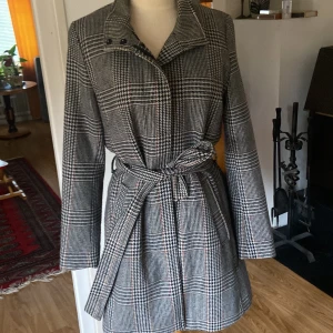 Rutig kappa med skärp M  - Rutig jätte snygg kappa med skärp  St M passar 38/4o  Fint tyg och jätte fin modell  Rökfritt bra skick 