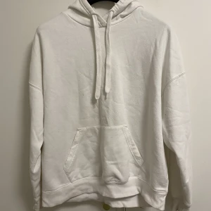 Sweatshirt  - Sweatshirt som är vit och väl använd. 