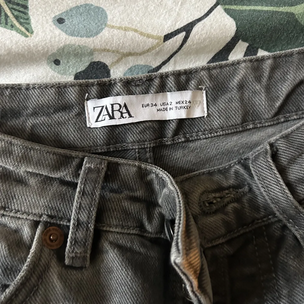 Säljer mina super fina zara jeans, finns inte längre att köpa 💞 nästan aldrig använda, jag är 170cm för referens 🤍🤍 köpare står för frakt 🫶🏼. Jeans & Byxor.