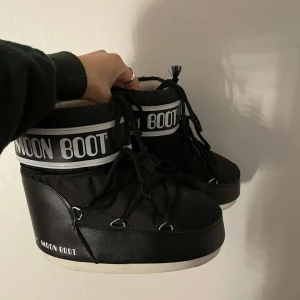 moonboots  - säljer dessa moonboots i storlek 35-38. köptes förra vintern och är i nyskick
