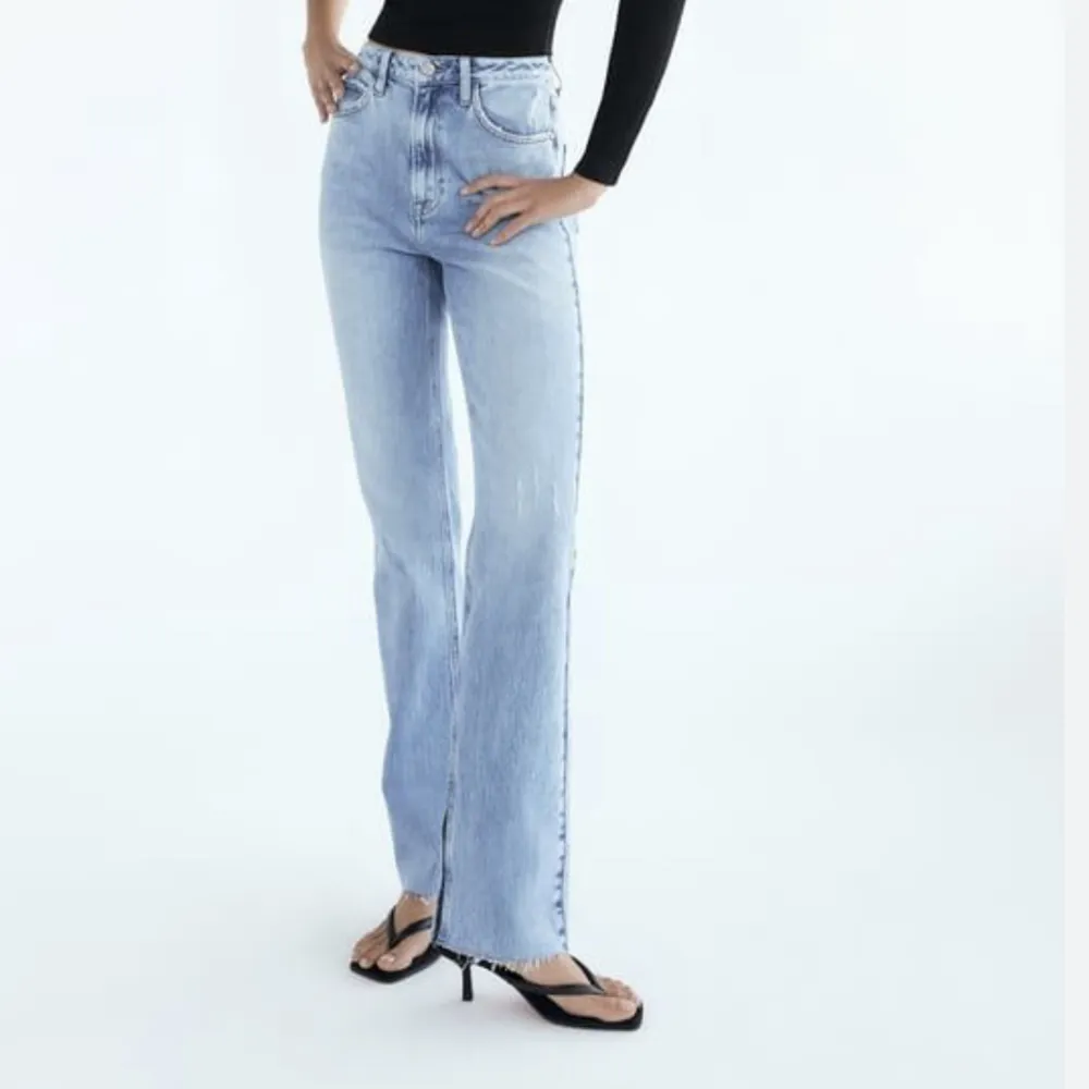 Snygga jeans från Zara med slits på insidan🤍. Jeans & Byxor.
