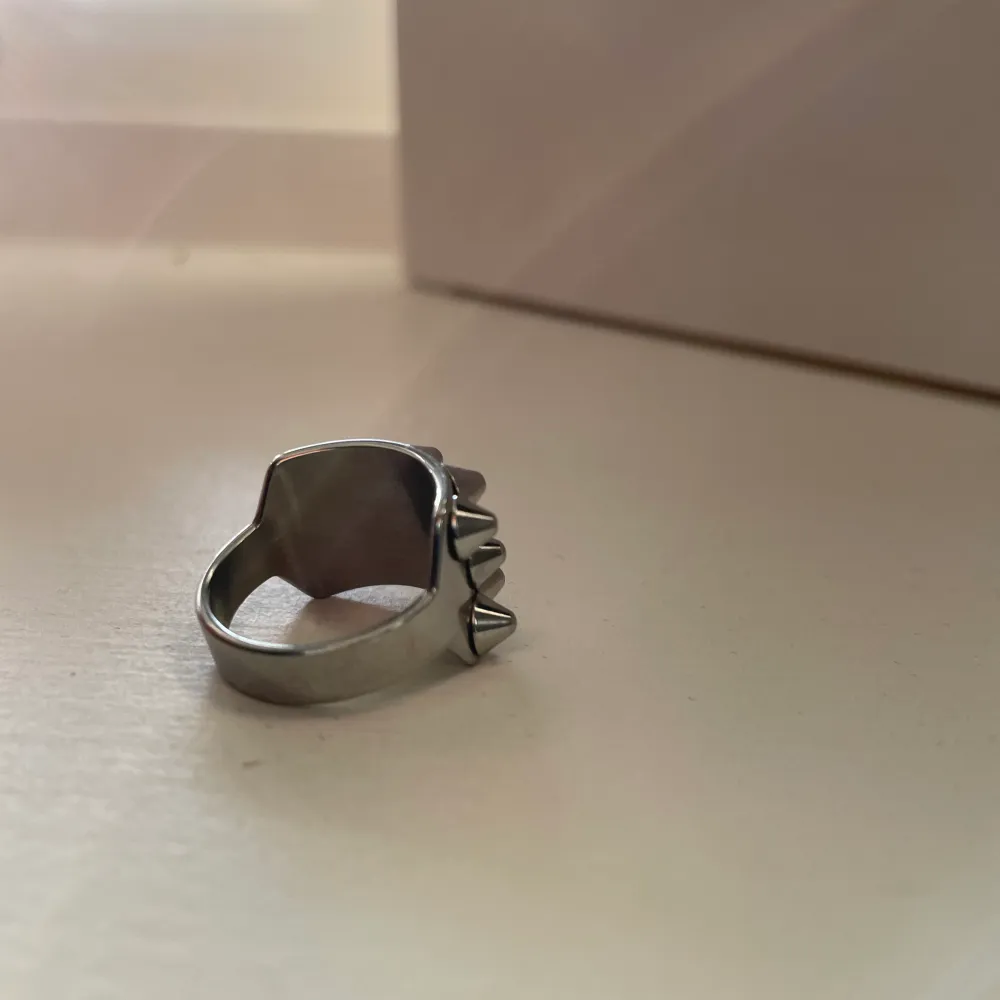 Säljer nu min silvriga Edblad ring då den inte kommer till användning och den är för stor för mig 😊 storlek L. Jag har använt den cirka 5 gånger, inga skador eller så på den🥰köptes för 400kr🪩 köparen står för frakten!. Accessoarer.