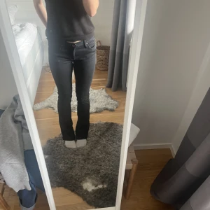 Bootcut jeans - Lågmidjade bootcut jeans från Lee Jeans, knappt använda. W29 L33 men är små i storleken, pris kan diskuteras💗💗