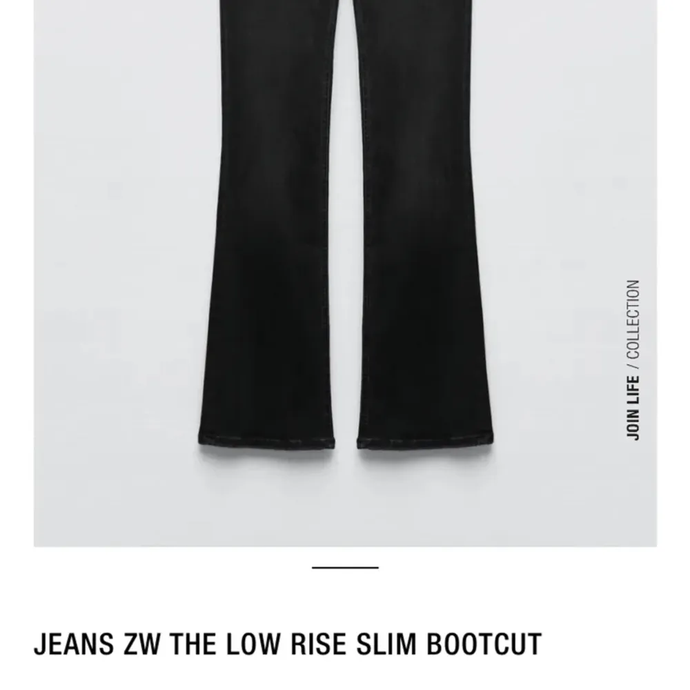 Skit snygga lågmidjade bootcut jeans från zara i svart ”urtvättad” färg. Tyvärr kommer de inte till användning . Jeans & Byxor.
