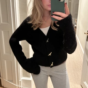 Svart kofta & Other stories - Superfin och mysig kofta från &Other stories med supersöta knappar. Storlek S💕