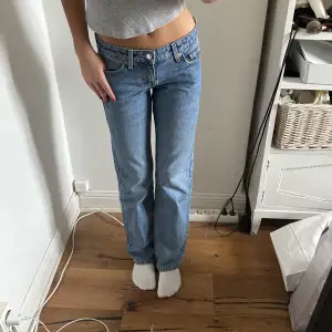 Lågmidjade weekday jeans i modellen arrow i mycket bra skick. Helt slutsålda i denna färg. Nypris 590kr