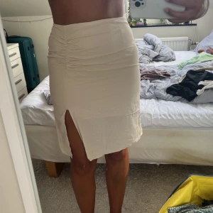 Kjol i linne - Beige kjol i linne med en liten slit  Nyskick🔥