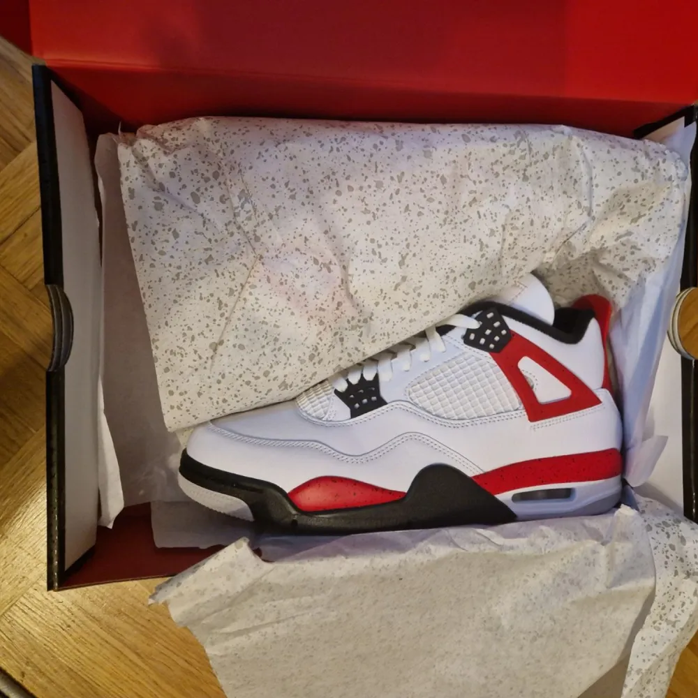 Air Jordan 4 Red Cement Eu 43 100% autentiska och köpta från Nike Vid frågor eller för mer bilder skicka ett meddelande  Pris kan diskuteras . Skor.