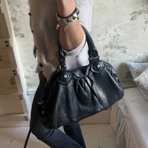 Marc Jacobs väska - Säljer den snyggaste väskan som funkar till allt!!! Den är helt helt perfekt alla borde ha en sånhär väska! Från Marc Jacobs❤️ den är äkta 