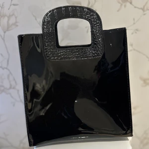 Väska  - Cool handväska i patent från Primark
