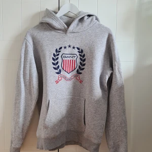 Gant hoodie - Fint använd Gant hoodie. Har några små, små prickar på några ställen. Se bild. Nypris 539 kr