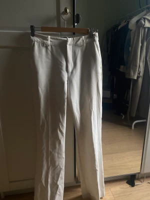 Kostymbyxor - Vita tajta kostymbyxor från bikbok, sitter jätte bra på men är för korta för mig i benen. Är inte särkilt genomskinliga 