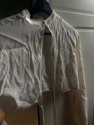 Blus - En jätte snygg blus som tyvärr inte är struken. Är kortare Modell med öppen rygg som knyts där bak, inte genomskinlig, kan vara för liten om man har lite större bröst