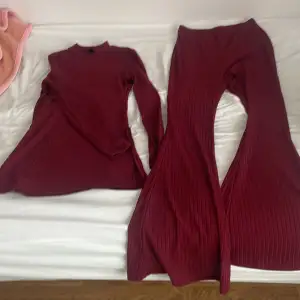 Ett set med tröja & utsvängda byxor i vinröd färg Oanvända  Storlek S