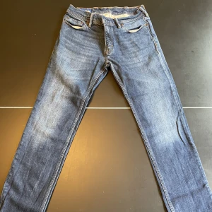 Acne Regular jeans - Regular jeans från acne i storlek 28/32 (passade mig med storlek 29/34) Mycket fint skick. Inte mycket använda.  Nypris 1800:-