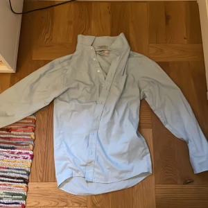 Blå skjorta  - Super fin  blå skjorta i bra skick som är köpt i Kanada 