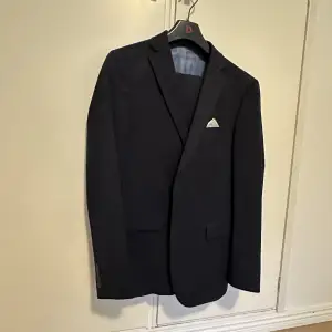 Säljer min kostym som ja använt endast 2 gånger. Ser ut som ny. Färgen på den är mörkblå (nästan svart).