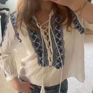 Mönstrad Odd Molly Blus🩵 - Jättefin mönstrad blus från Odd Molly🩵Säljer för att den inte används.  Kontakta mig för fler bilder, frågor och intresse!💕