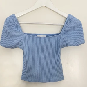 Aldrig använt  - En gullig topp som jag aldrig använt. Jötte söt. Köpte från hm för 2 år sen. 