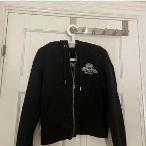 Juciy couture  - Inga fläckar eller effekter! Knappt använd så nästan helt ny! ( tröjan är äkta ) 