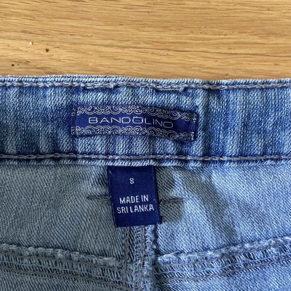 Jättefina bootcut jeans från Bandolino. Köpa second hand usa, säljer pga att dom är förstora, därmed inga bilder med jeansen på mig☺️. Jeans & Byxor.