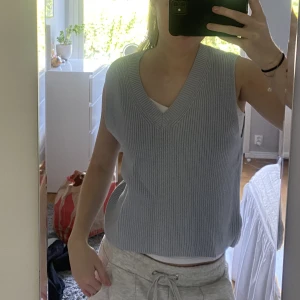 Väst - Stickadväst från zara. Aldrig använd och har tagg kvar. Står strl M men passar även xs-s beroende på hur man vill att den sitter💓