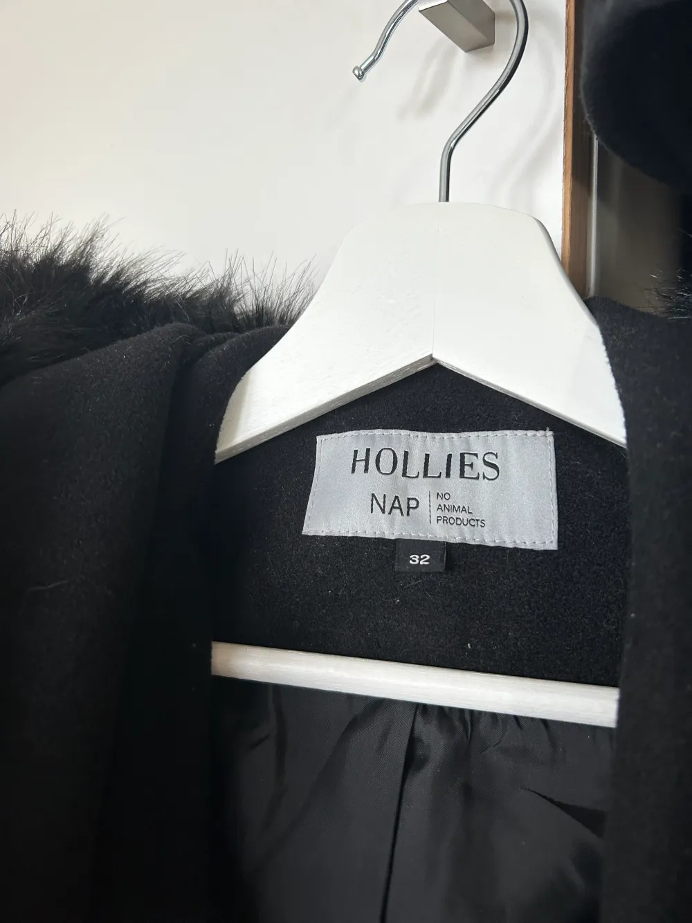Säljer en helt oanvänd jacka från Hollies. Den är i storlek 32 men skulle säga att den sitter som XS/S🫶🏼 I nyskick då jag endast provat den. . Jackor.
