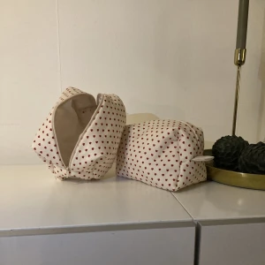 Necessär  - Egensydd necessär. Med hjärt tyg och handtag💞eftersom att det är många som försöker pruta så vill jag bara säga att detta är den enda med hjärtan som är kvar och därför tar jag inte mindre än det som står💞💞