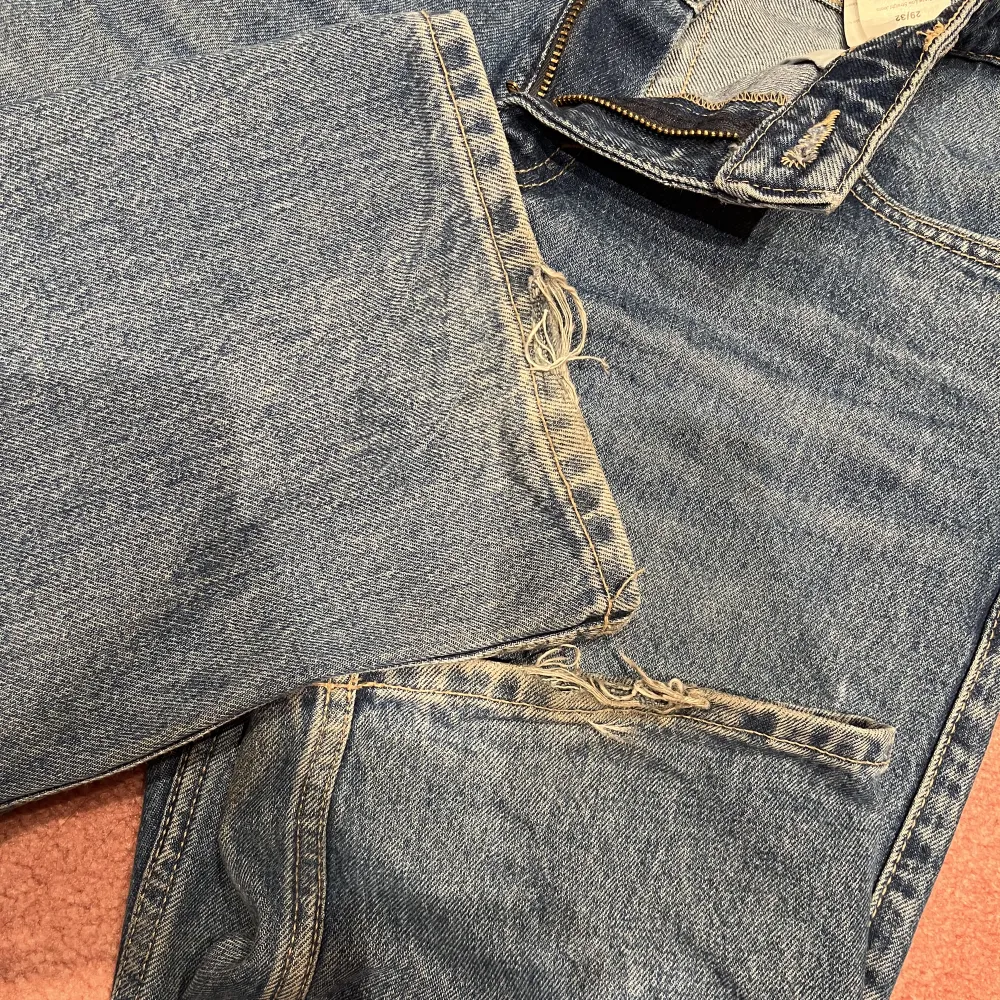 Säljer mina lågmidjade jeans från Weekday. Fint skick, har gått upp lite på baksidan nere vid foten då de är lite långa på mig som är 163. Annars superfina!. Jeans & Byxor.