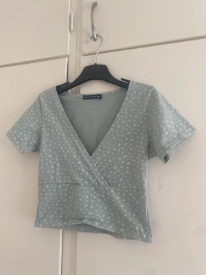 Brandy Melville topp - Säljer nu min supersöta brandy Melville topp. Köpt för 300 kr men säljer för 200 kr.