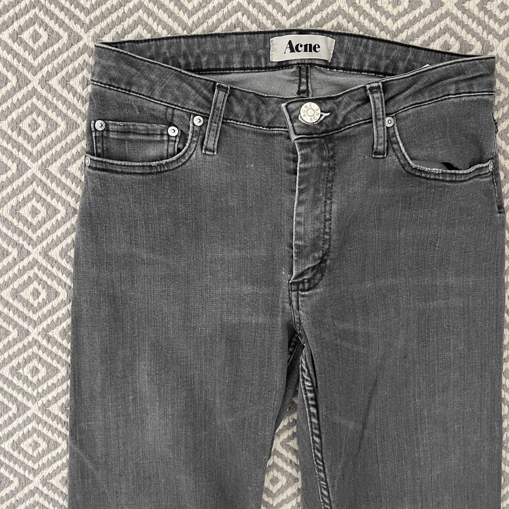 Säljer dessa snygga gråa jeans från Acne som är oanvända och även därav nyskick. Tyvärr för korta för mig!. Jeans & Byxor.