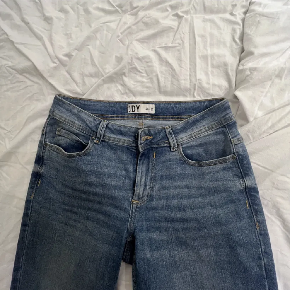 Säljer dessa snygga jeans i fint skick! Storleken är 29-32 skulle säga att de är ungefär som 36💗. Jeans & Byxor.