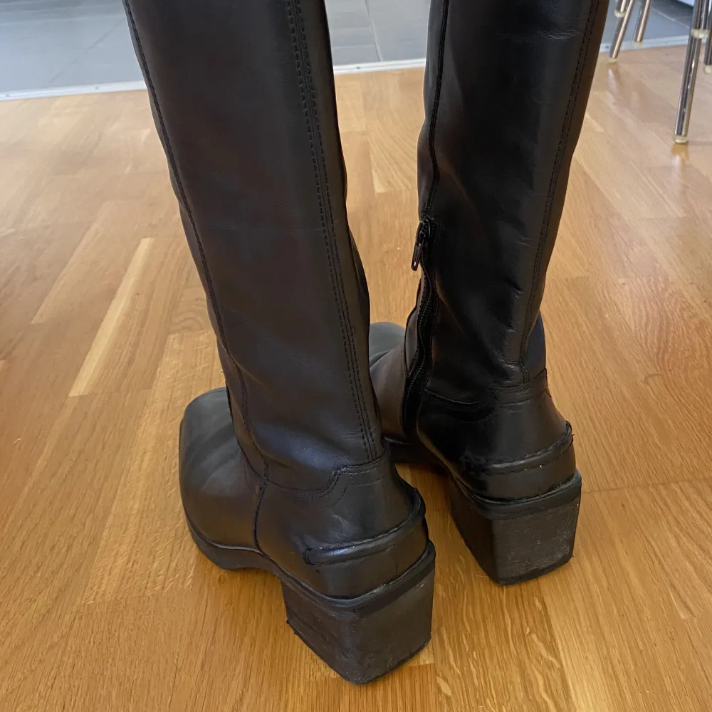 Jättefina cowboyboots i svart skinn från Vagabond. Mycket gott skick!   Nypris 2200:-  Storlek 38  Skriv för fler bilder ☺️ . Skor.