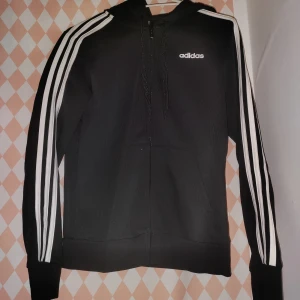 Adidas kofta - Älskar denna tröja men tyvärr så tycker jag den är för tajt  Den är helt ny i skick och aldrig använt den 