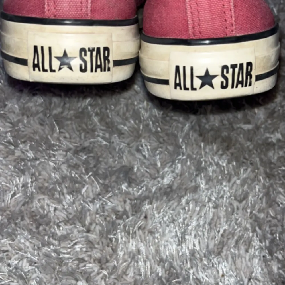 Säljer mina fina converse skor då dom är lite förstora för mig och då knte kommer till andväning, dem är max andvända 6 gånger och är i bra skick, jag kan tvätta dom innan jag skickar🥰. Skor.