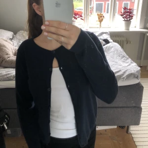 Marinblå stickad kofta - Finstickad kofta. Så fin med ett linne under som på bilden men går också att ha helt knäppt. Superbra skick och använd få gånger💗