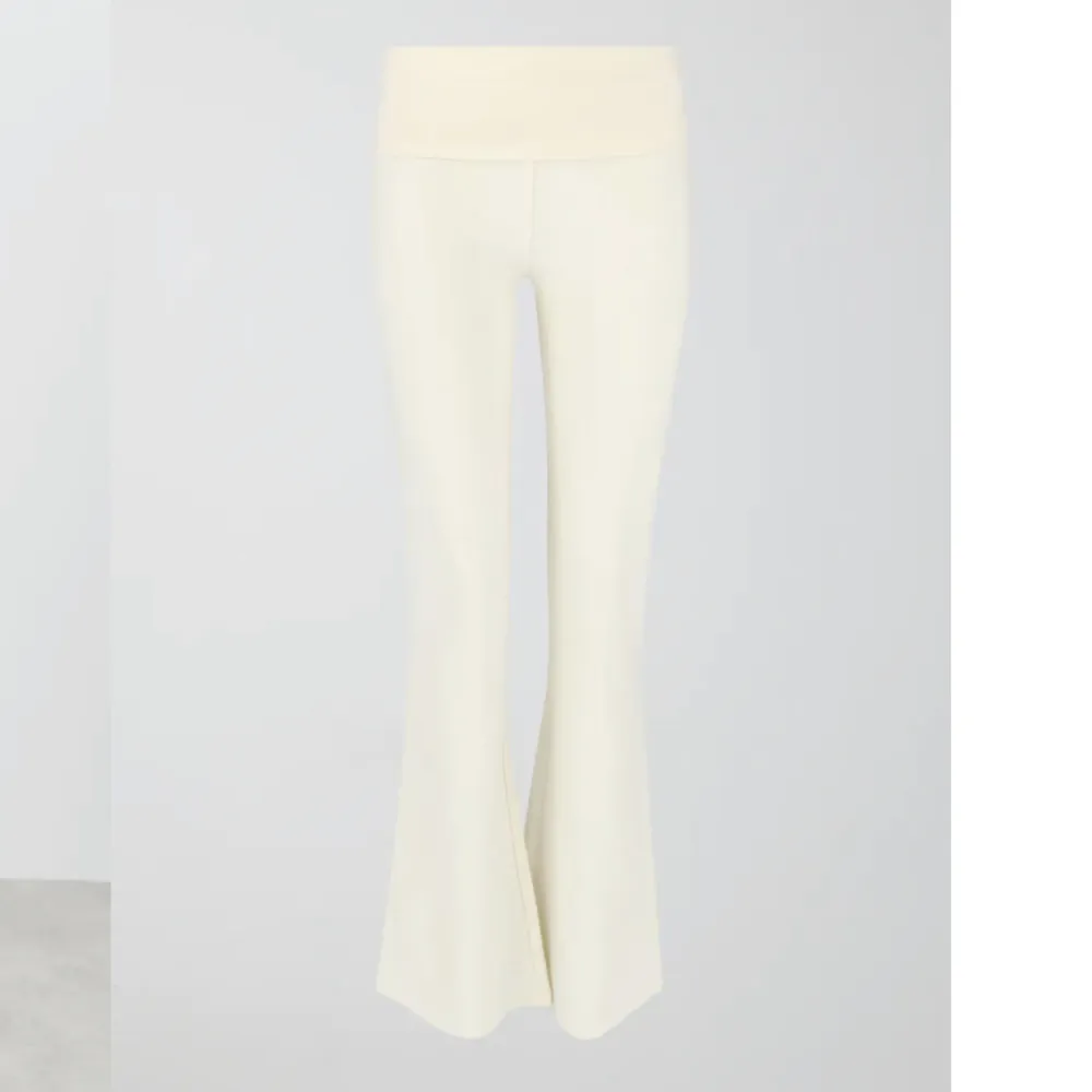 Säljer ett par vita/cream färgade yoga leggings från Gina Tricot. Säljer då de ej kommer till användning, använda 1 gång. Nypris: 360kr. Jeans & Byxor.