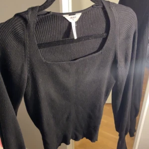 Svart långärmad tröja - Säljer en svart tröja som sitter helt perfekt på kroppen❤️jättefin u-ringning och ärmarna går in precis vid handledarna vilket ör en superfin detalj😚