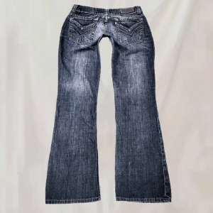 Lågmidjade bootcut hilfiger jeans - Säljer dessa super söta vintage Tommy hilfiger jeans som är super lågmidjade och bootcut 💓midja: 78, Inneben: 77 (Bilder från förra ägaren) 