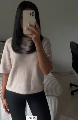 Stickad t-shirt  - Säljer denna stickade tröjan som är kort i ärmarna. Nyligen köpt och inte använd en enda gång. Därför säljer jag den för detta priset.