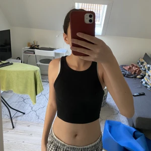 Zara linne  - säljer denna topp från Zara då den blivit för liten. Väl använd men bra skick, inga defekter💗skriv för fler bilder eller frågor! 