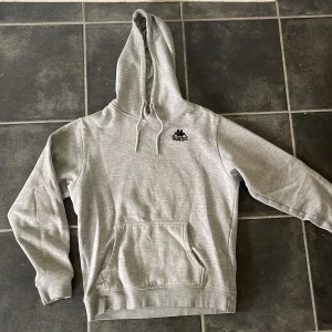 Kappa hoodie - Snygg Kappa hoodie, inte använd mycket alls. Säljs på grund av för liten. Passar S/M. Nypris: 679 kr Säljs för 159 kr.   Tveka inte att skriva vid frågor och funderingar!  